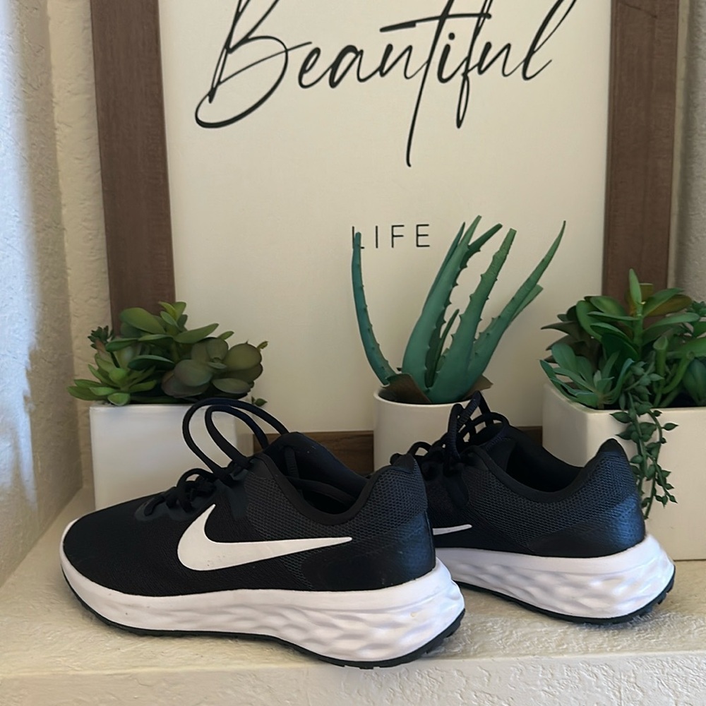 Size 6.5 Nike running shoes. Brand new.